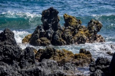 Лавовые скалы в гавайском океане