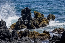 Лавовые скалы в гавайском океане