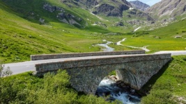 Peisaj, râu de munte, pod de piatră