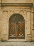 Antiga porta de madeira decorada