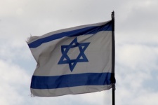 Vieja bandera israelí ondeando valientem