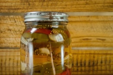 玻璃罐中的腌制辣椒