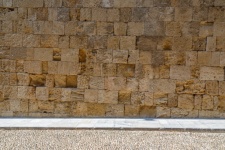 Steinmauer und Kiesweg