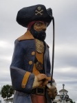 Uma estátua de pirata esculpida