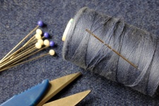 Blauw naaigaren op een spoel