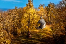 Cappella in bosco in autunno