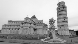 Lutande tornet i Pisa och katedralen