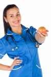 Pielęgniarka trzyma jabłko