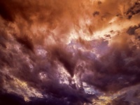 Stormiga moln Hösthimlen