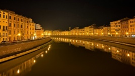 Uitzicht over de rivier de Arno in Pisa.