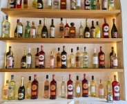 Garrafas de álcool nas prateleiras