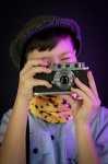 Chłopiec, aparat fotograficzny, fotograf