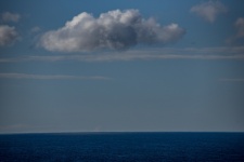 Pazifischer Ozean und eine Wolke