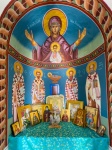 Photos de saints dans une chapelle