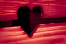 Inimă roșie din lemn