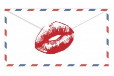 Sobre del correo aéreo rojos labios besa
