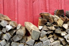 Stodola a naštípané dřevo