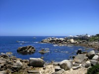 Grandi rocce sulla riva del mare