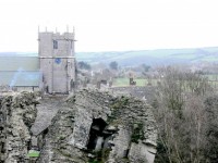Ruiny zamku i zegar kościoła