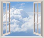 Nuvens através da janela do quadro