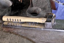 Hammer auf einem Amboss
