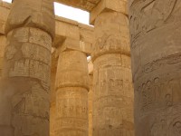 Hieroglyfy na sloupech - Luxor