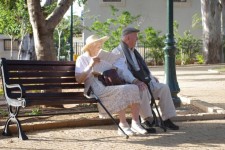 Pareja de ancianos en el parque