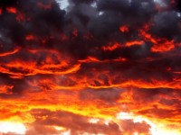 Rode wolken bij zonsondergang
