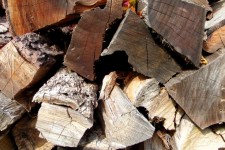 Stapel van gehakt hout