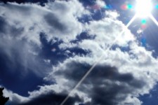 雲の切れ間から太陽フレア