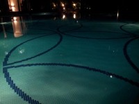 Bazin de înot pe timp de noapte