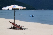 Chaise de parapluie sur la plage
