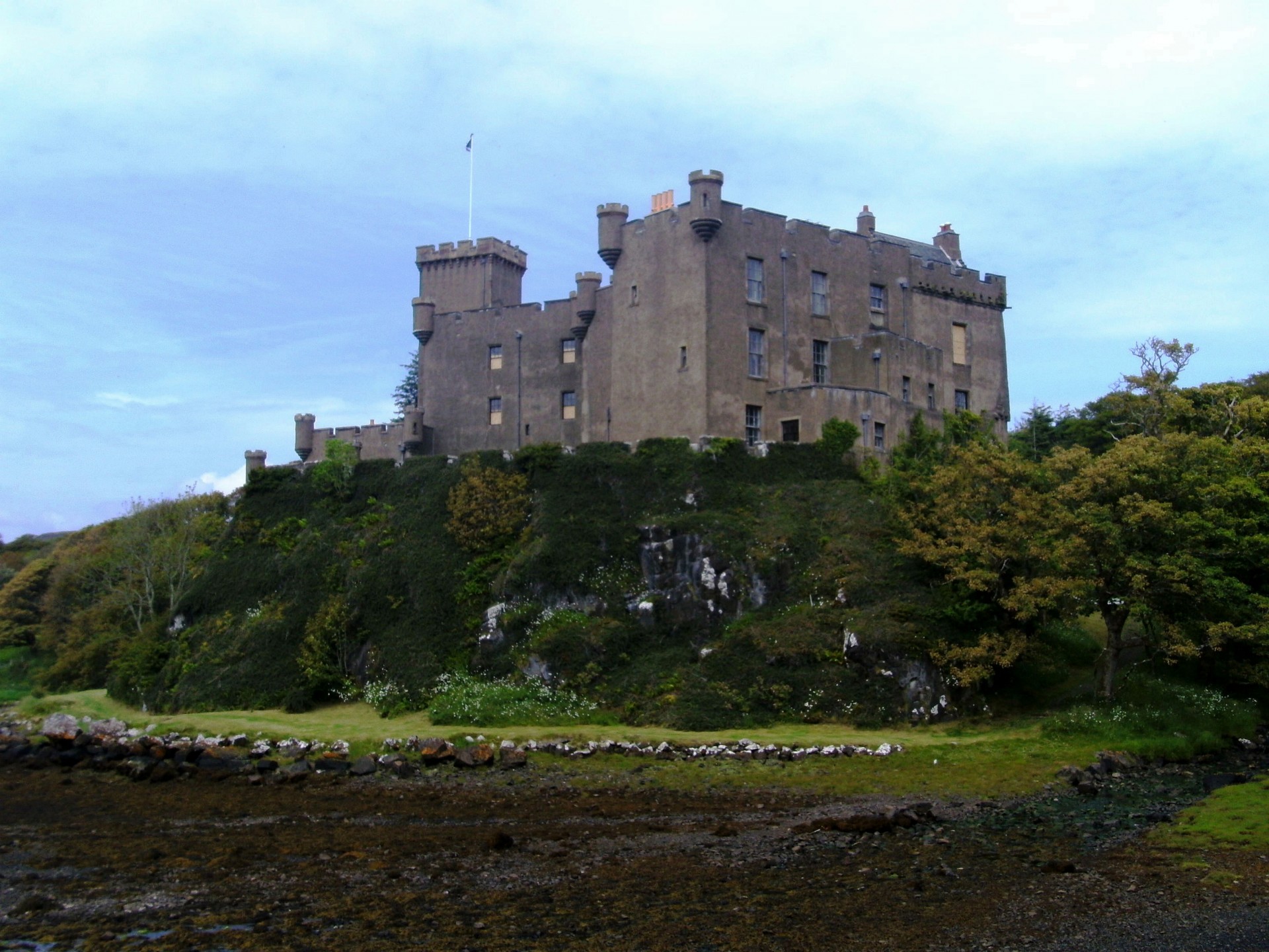 Dunvegan Castle, Isle of Skye, Scotland без смс