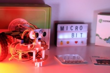 BBC マイクロビットを使用するロボット
