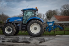 Tractor albastru, agricultură