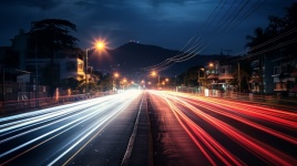 Sentieri luminosi stradali trafficati