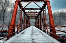 Ponte de aço vermelha no inverno