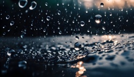 Gocce di pioggia di gocce d'acqua