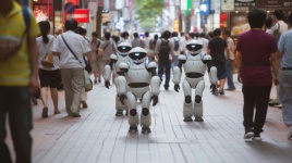Roboter, der zwischen Menschen läuft