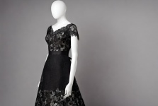 Czarna koronkowa sukienka na manekinie