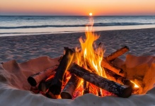 Foc de tabără apus de soare pe plajă