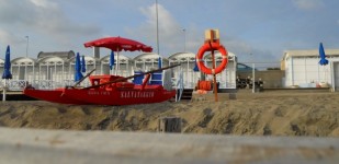 La playa y los botes salvavidas