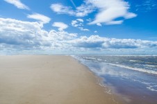 Strand, zee en de blauwe hemel