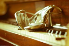 Bruid schoenen op piano