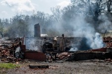 Leégett ház romjai