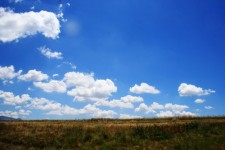 Wolken in de grote blauwe hemel