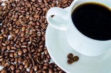 Taza y granos de café