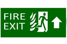 Grüne Ausfahrt Notfall Zeichen auf weiße