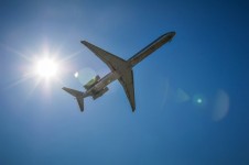 Jet-Flugzeug in den Himmel mit Sonne