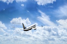 Jet avión en un cielo nublado azul